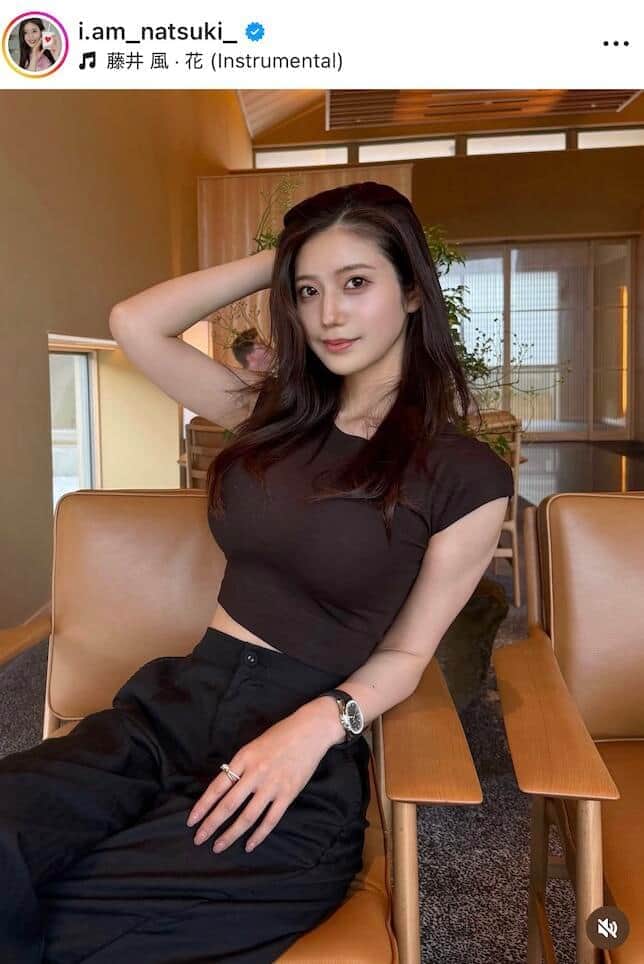 「令和の峰不二子」阿部なつき、超ミニ丈ワンピで色気ダダ漏れ　「可愛いすぎる」カメラ目線で