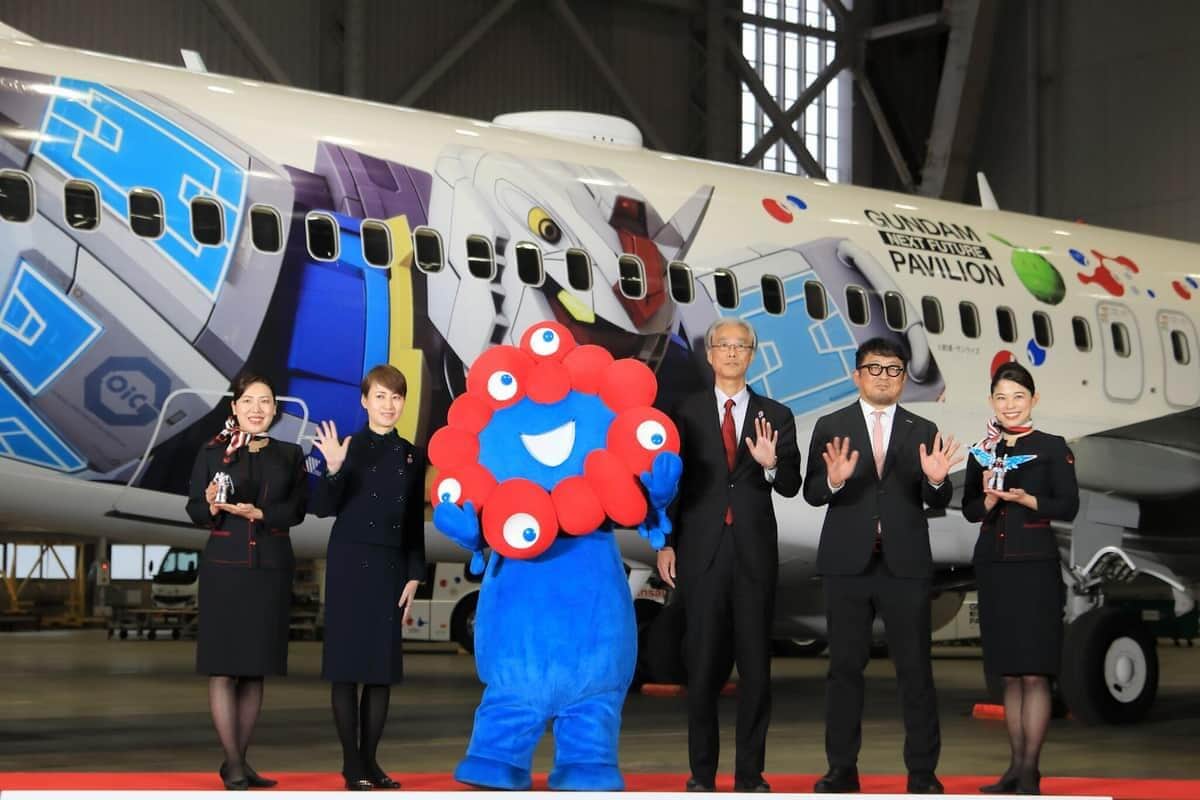 機体には民間パビリオン「GUNDAM NEXT FUTURE PAVILION」の映像に登場する「RX-78F00/E ガンダム（EX-001 グラスフェザー装備）」のイメージをあしらった（c）創通・サンライズ