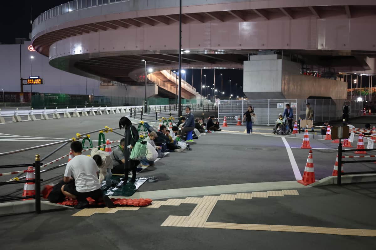 東ゲート付近で前夜から列を作る人たち＝6日、大阪市此花区