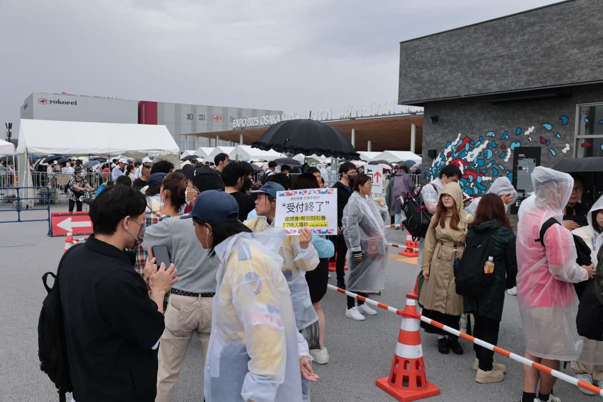 警備スタッフに状況を尋ねる人が目立った＝4日、大阪市此花区