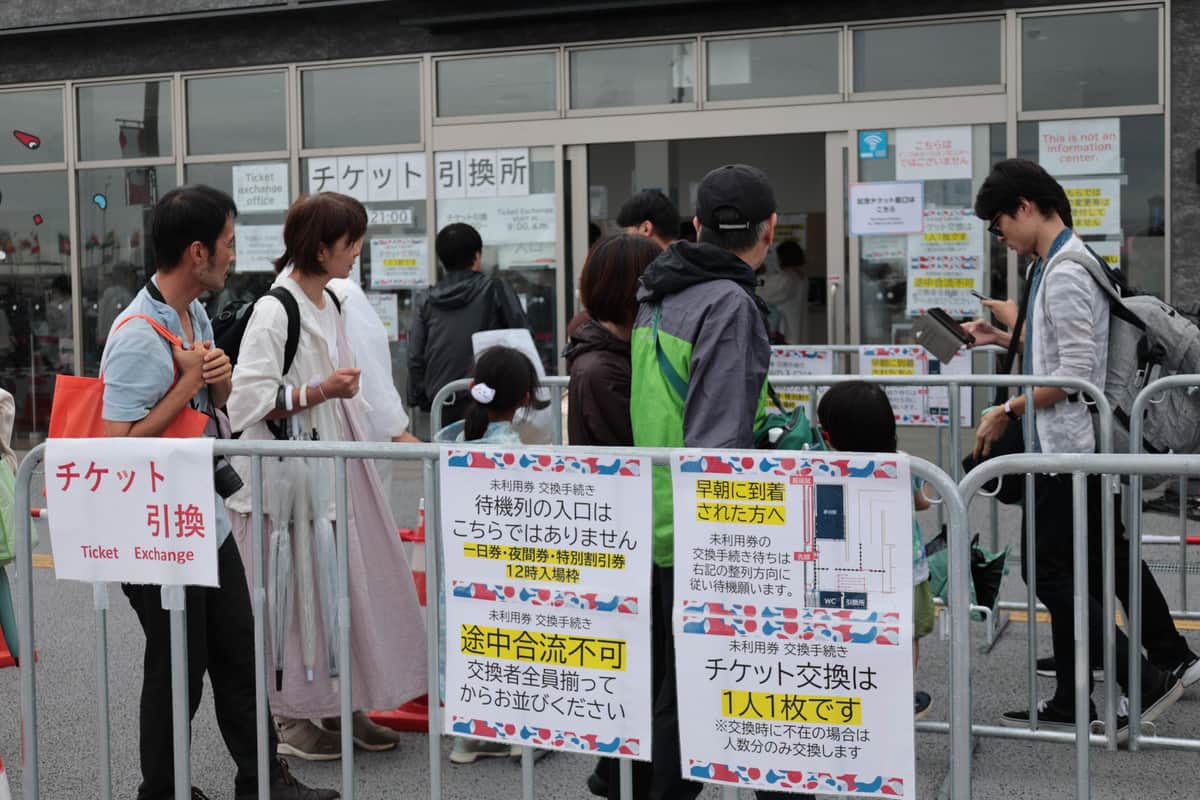 チケット引換所の様子＝4日、大阪市此花区