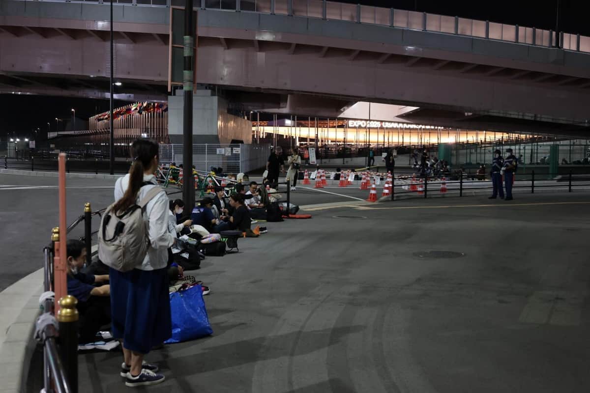 前日の22時半頃には100人以上が列を作った＝10月6日、大阪市此花区