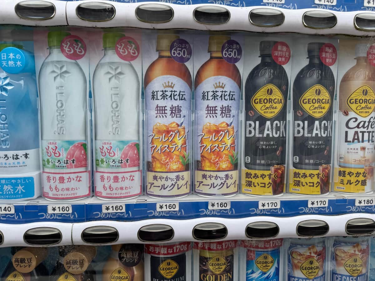 自動販売機の商品見本と広告スペース