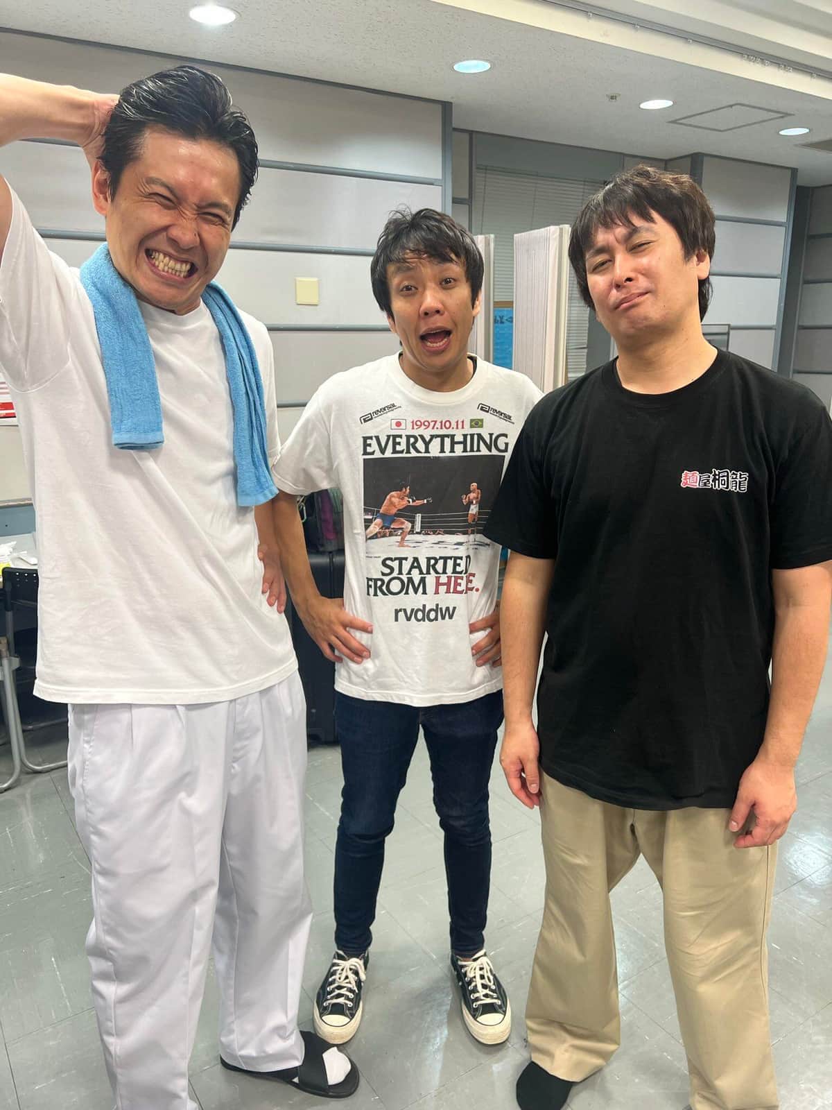 パフォーマンス後の「や団」の3人。ロングサイズ伊藤さんのX（＠183long）から