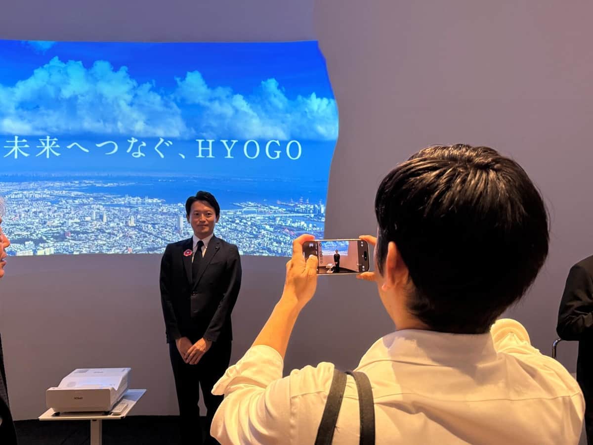 「半年で終わるのはもったいない」斎藤元彦知事は万博大好き　来場者と記念撮影...ピリピリ定例会見と全然違う姿