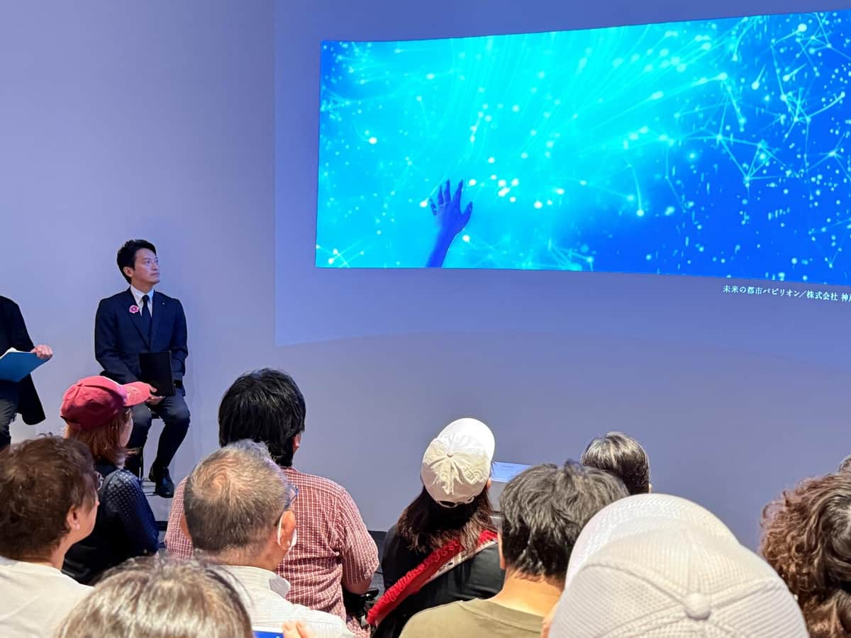 映像を見る斎藤元彦知事（11日、大阪市此花区）