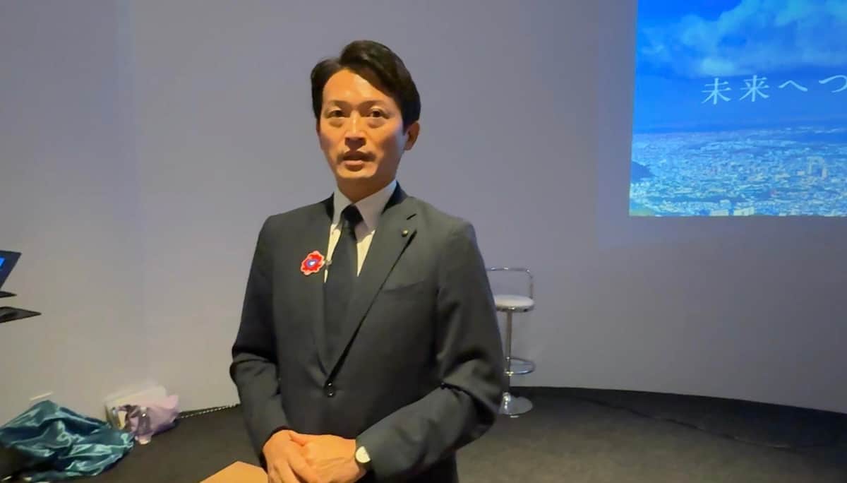 記者団の取材に応じる斎藤元彦知事（11日、大阪市此花区）