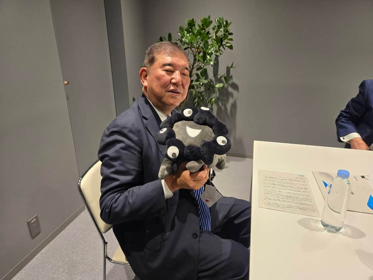 閉幕時にも手にはミャクミャクのぬいぐるみ（写真は石破氏のXから）