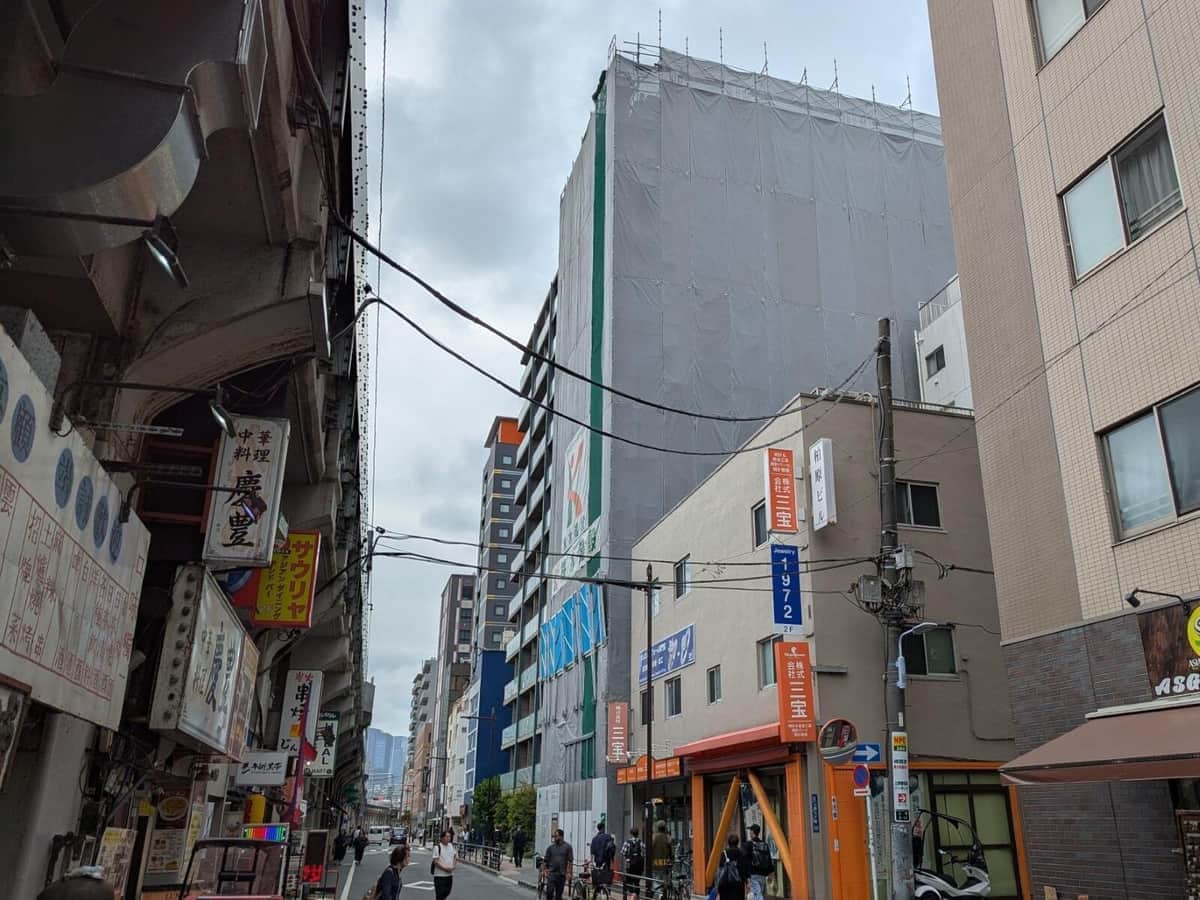 写真中央から右にかけて見える、グレーのシートがかかっている建物が、工事の進むモスク