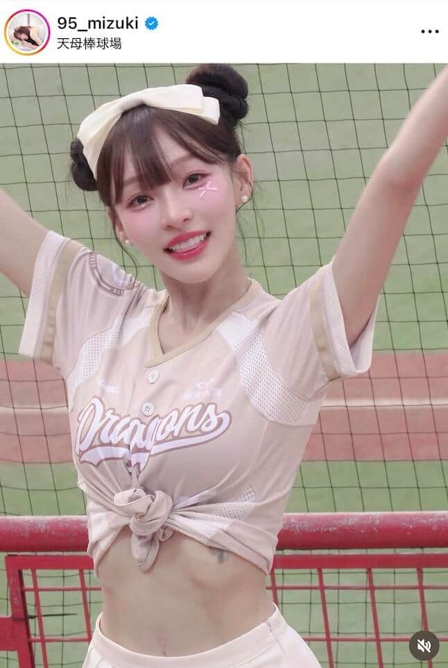 台湾人気チアのリン・シャン、ミニスカ×タンクトップで撮影中　頬に手を添えポーズ...「可愛すぎる」