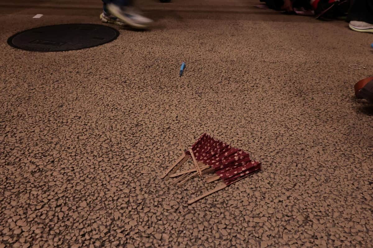 混雑で壊れたとみられる扇子（13日21時3分、大阪市此花区）