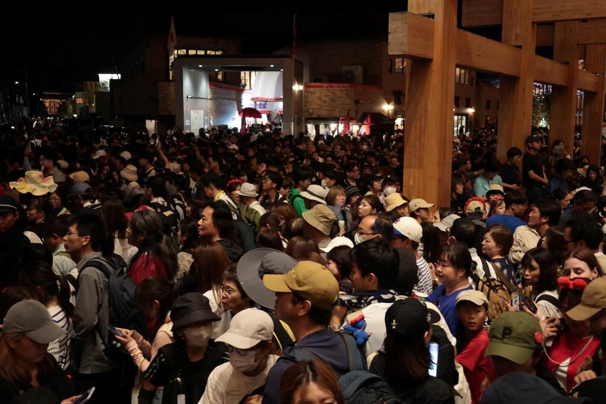 大混雑する万博会場（13日20時31分、大阪市此花区）