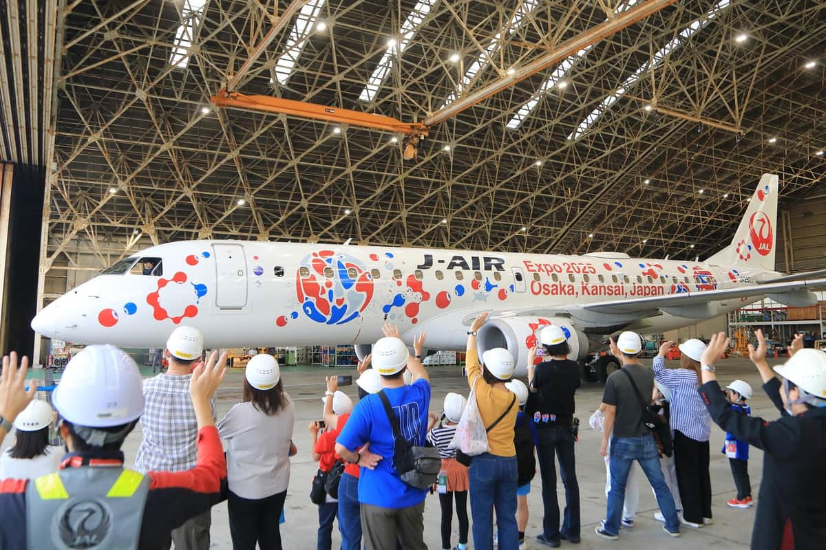 格納庫を出発する飛行機を見送った