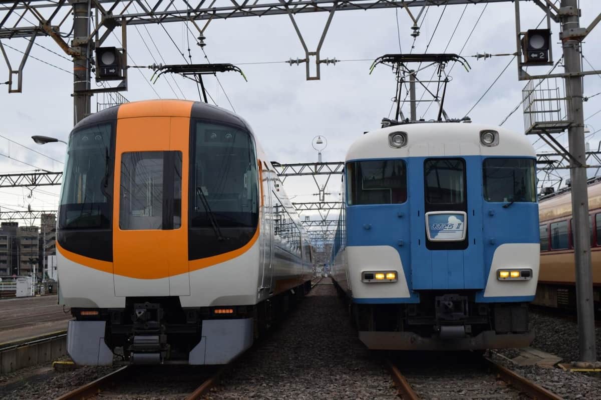 15200系（右）と22600系の列車