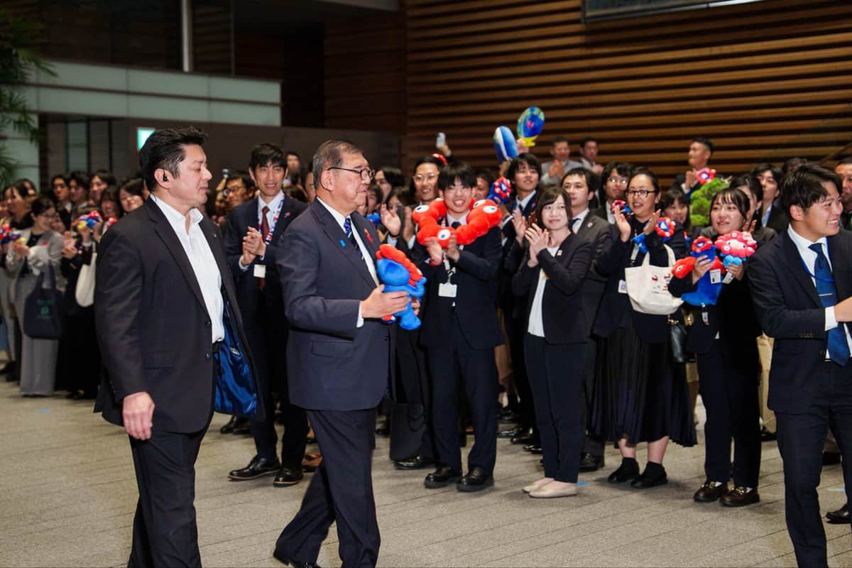 官邸職員もミャクミャクを見送った（写真は石破氏のXから）
