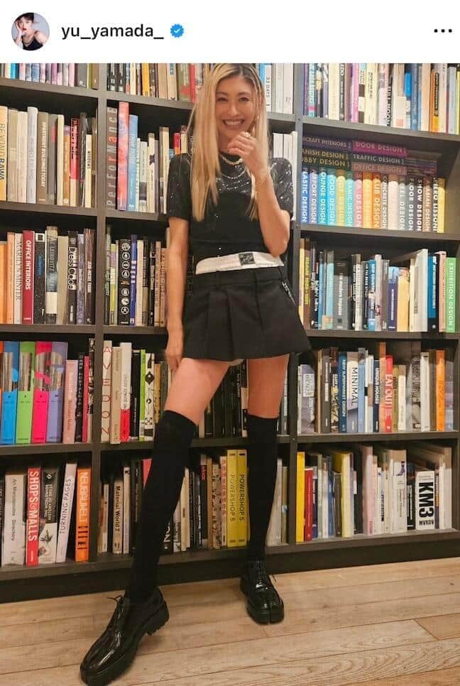 山田優41歳、クールな白ジャケット×白パンツコーデで圧倒的かっこよさ　「優ちゃんだから似合う」