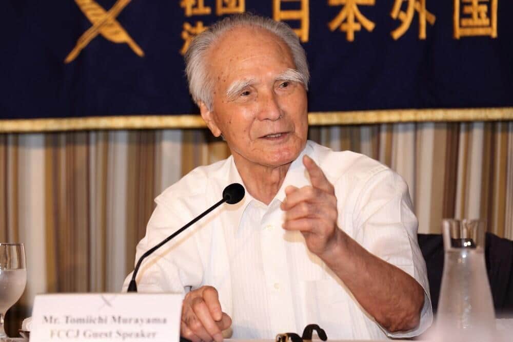 ノーネクタイで記者会見する村山富市氏（2015年7月撮影）