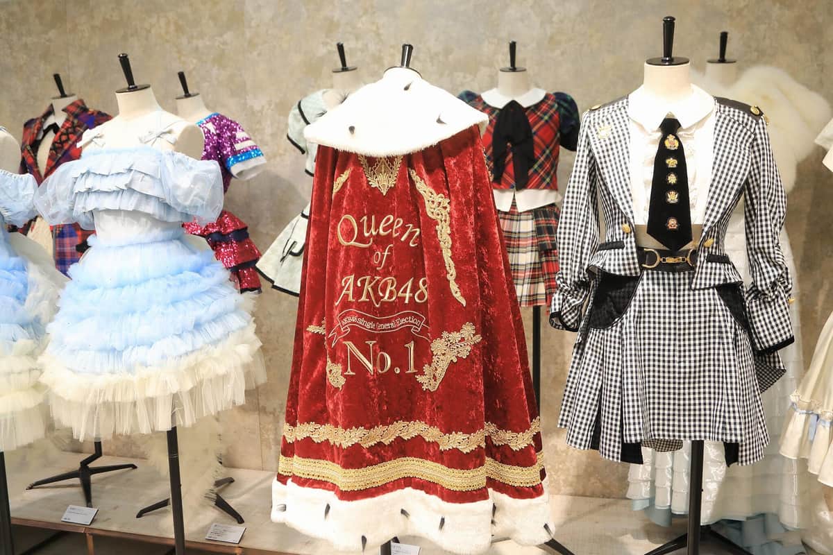 選抜総選挙で1位のメンバーがまとうマントも