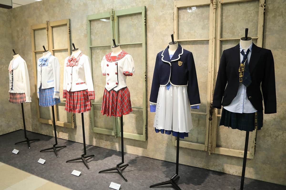 「会いたかった」「スカート、ひらり」など初期の衣装も