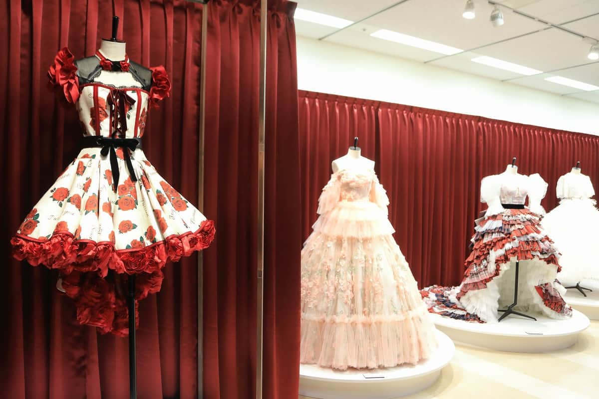 卒業ドレスも多数展示