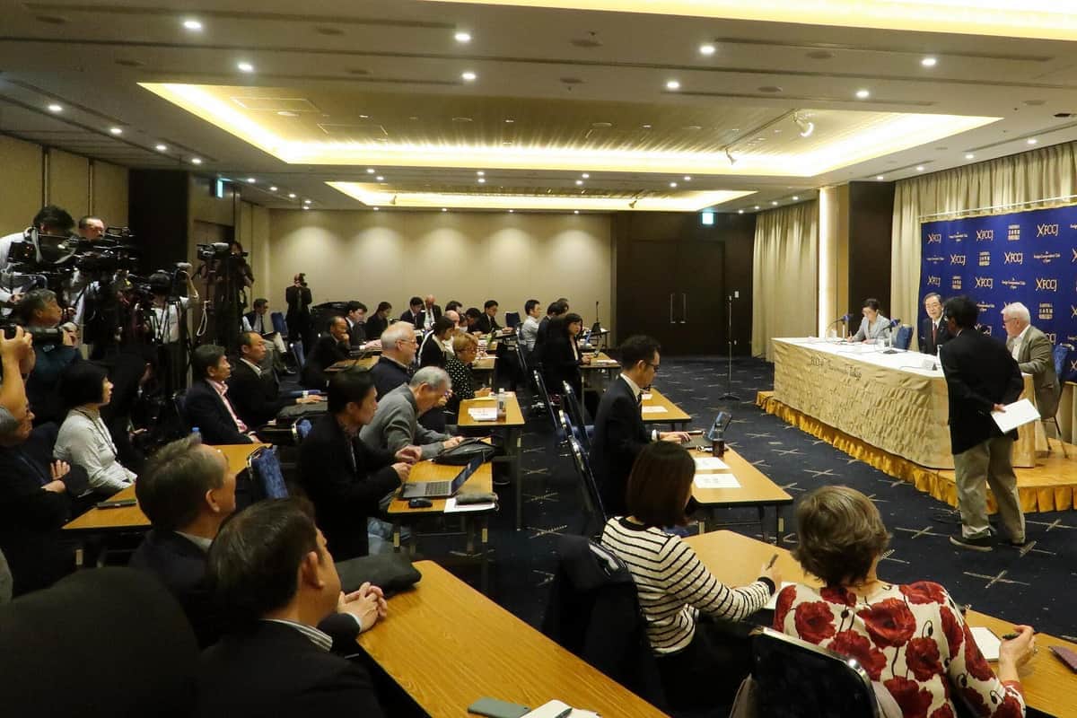 記者会見には多数の記者が集まった
