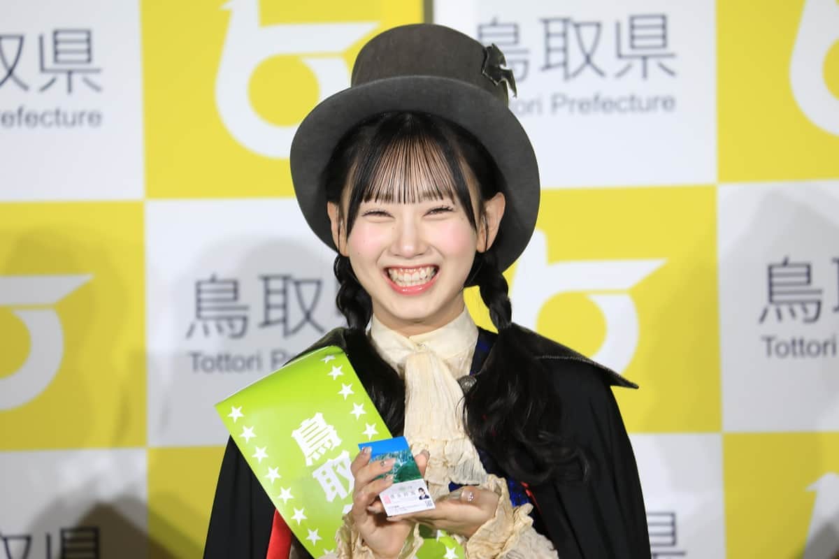 「とっとりふるさと大使」の名刺を手に笑顔を見せるAKB48の徳永羚海さん
