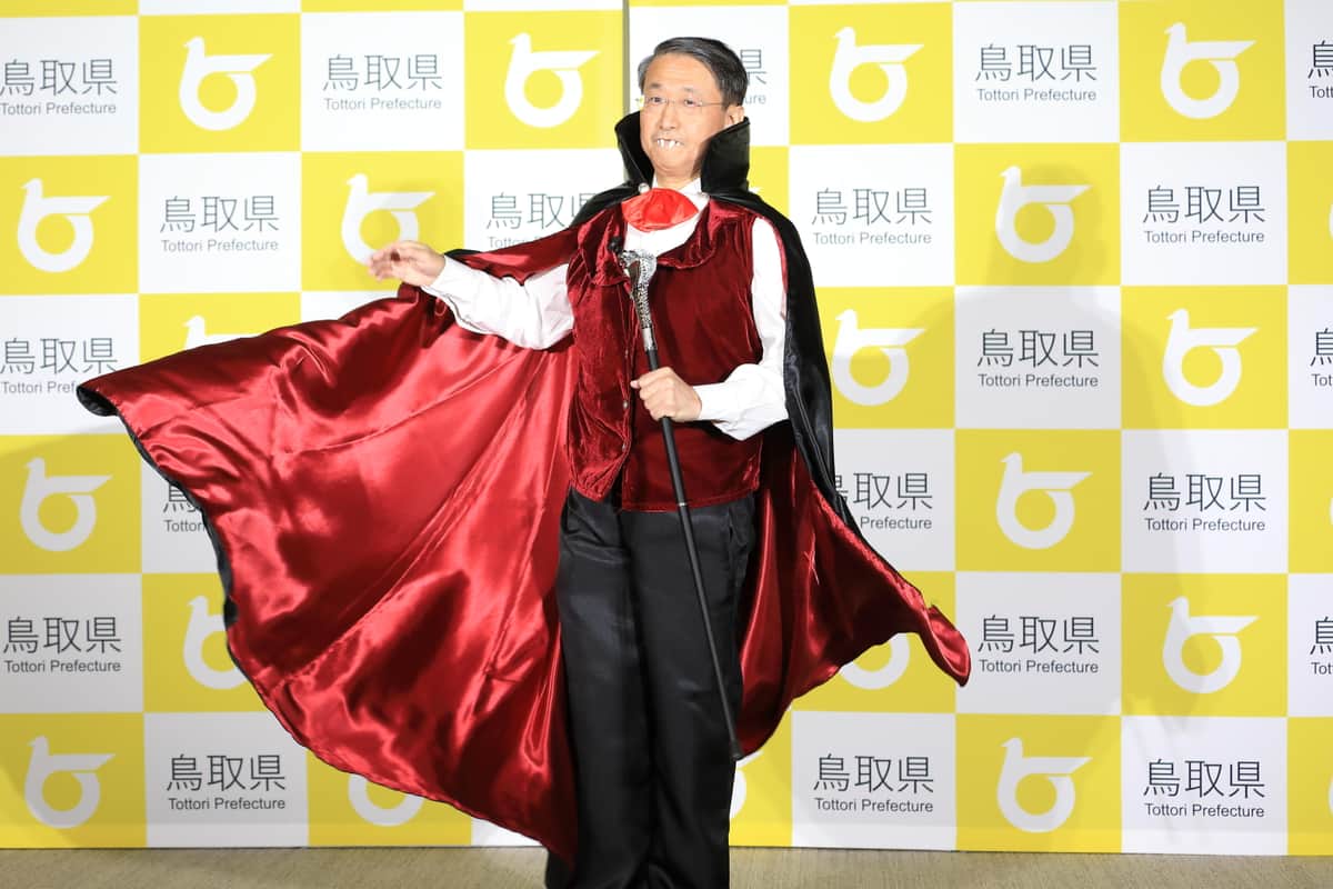 鳥取県の平井伸治知事。マント姿が映える

