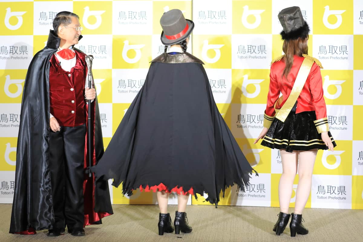 衣装を後ろから見ると…？
