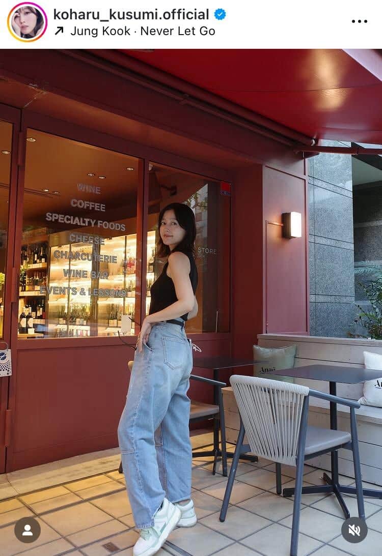 久住小春「オフィショルだいすき」肩出し＆ミニスカコーデの破壊力　流し目ショットで「激カワ」