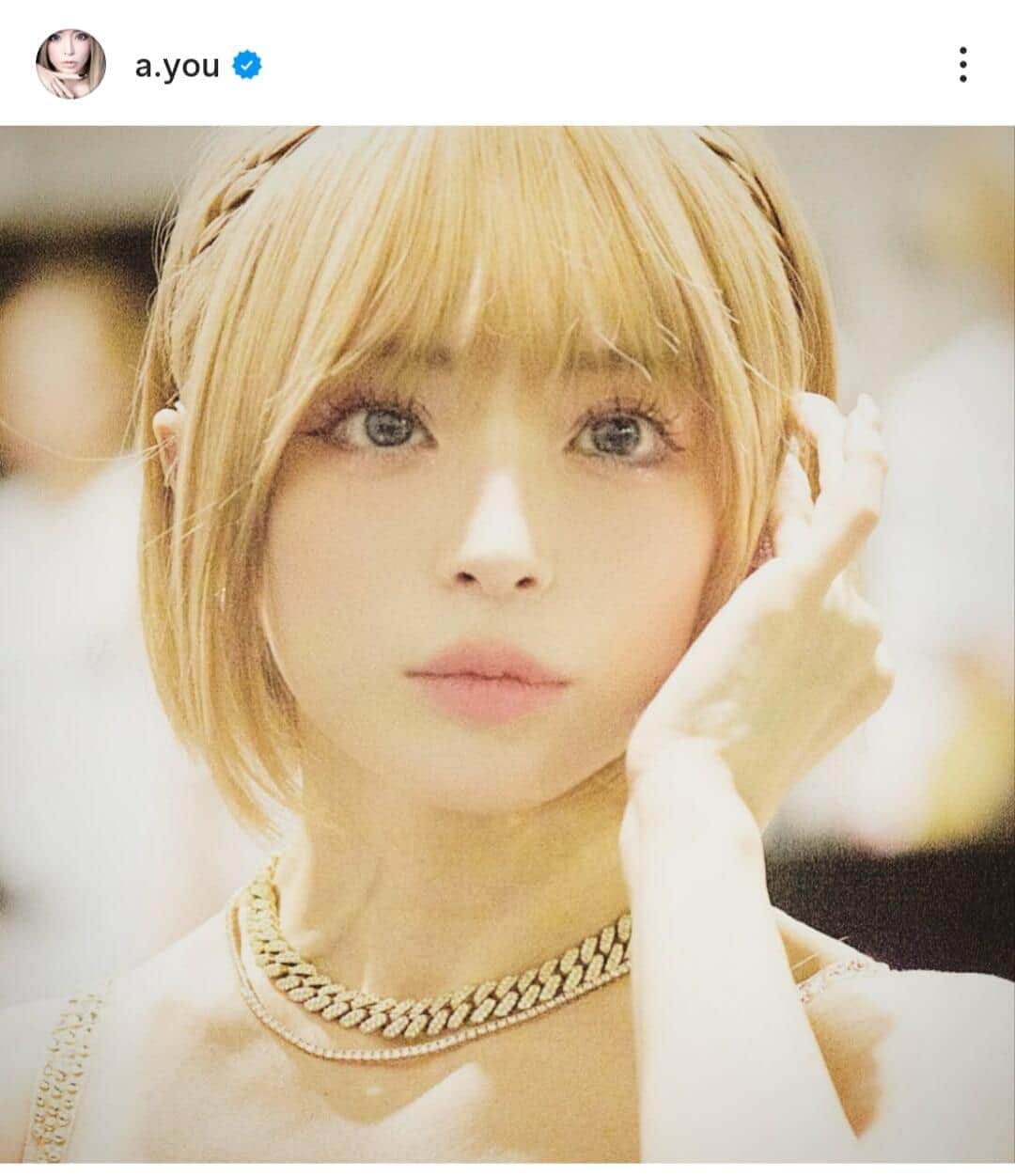 浜崎あゆみ、神々しきギラギラ黄金衣装の衝撃　「女王感つよつよ」「ゴージャスでカッコイイ」