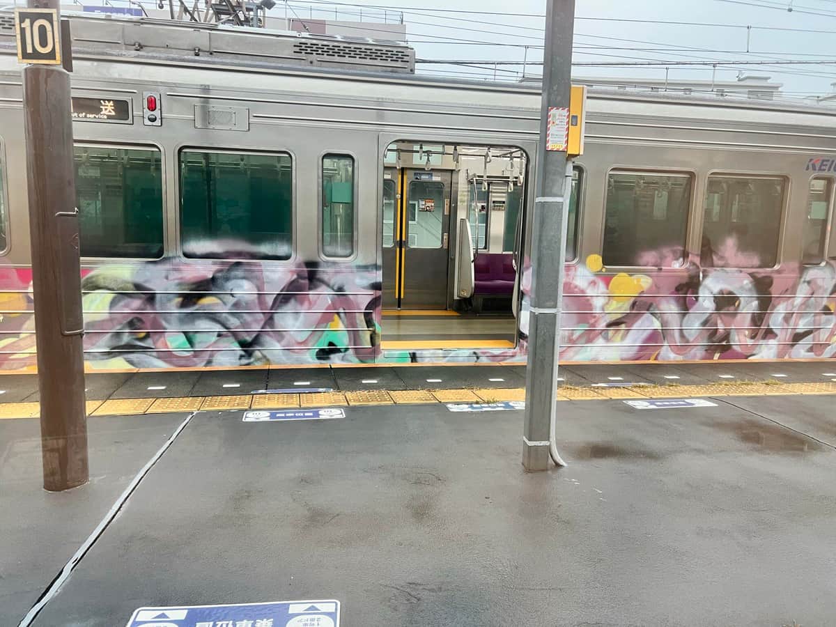 落書きされた車両。dorcus_laboratory（どるら）さん（＠01Dorcus）提供