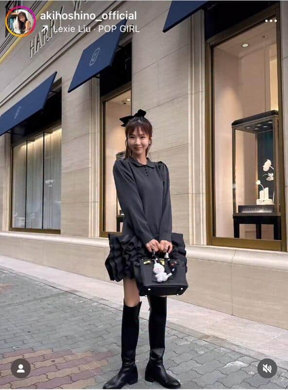 ほしのあき48歳、膝上ミニ黒ワンピで「激カワ」大反響...「スタイル良すぎ」　50歳美女モデルと2ショ