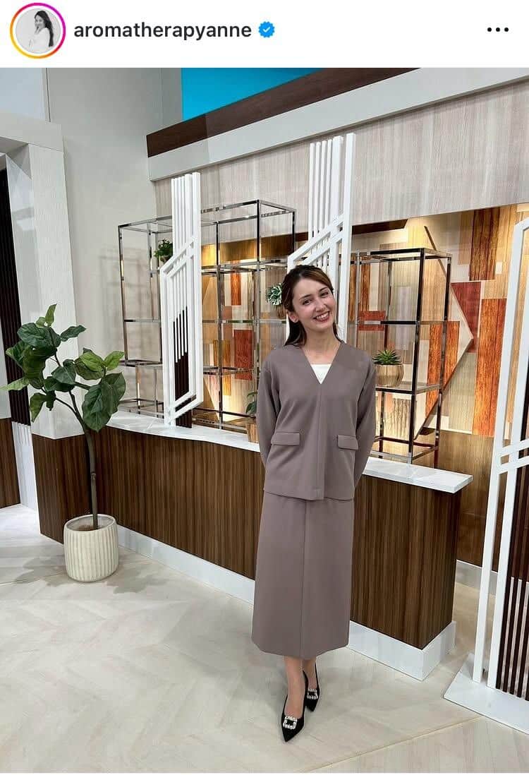 TBS「朝ズバッ！」で人気...美女アナウンサー、イブニングドレスで司会のお仕事　変わらぬ美貌で色気ダダ漏れ