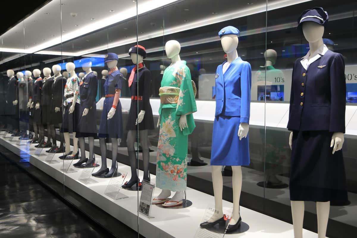 制服コーナーには、上下セパレートタイプの和服も登場（写真中央）
