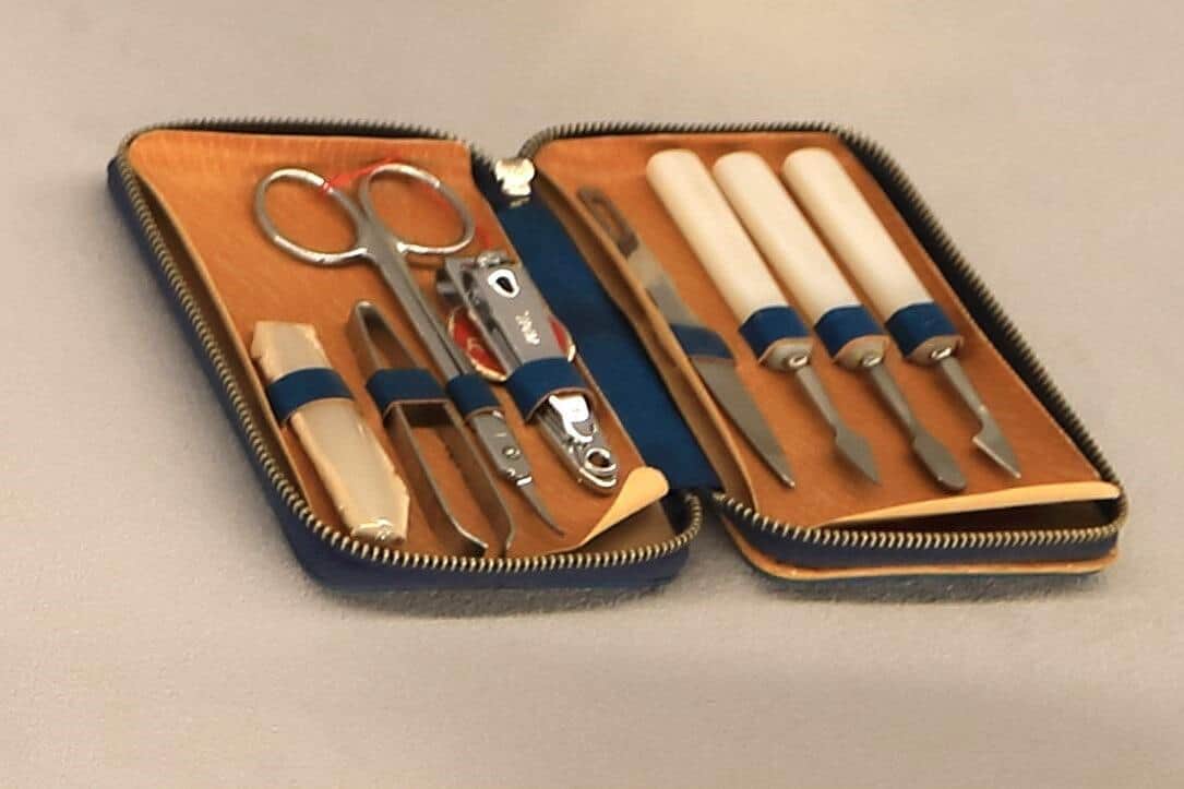 1960年代には裁縫道具も配られていた。今は保安上の理由で機内に持ち込めない
