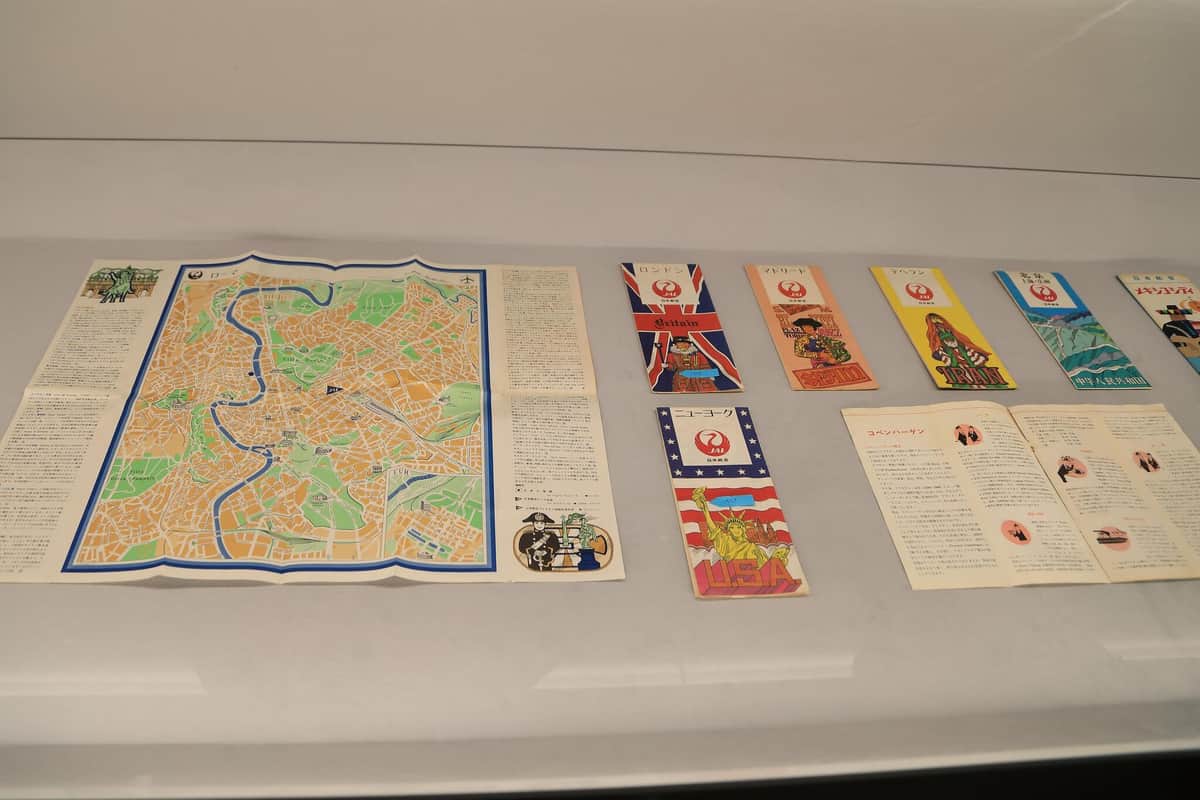 渡航先のシティガイドも配られた
