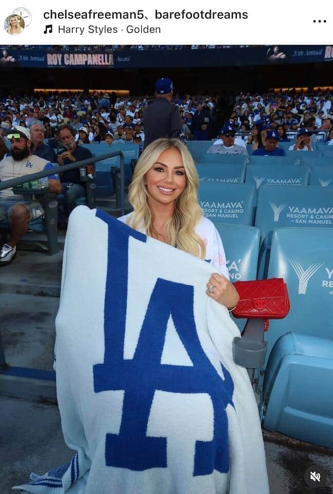 ドジャース・フリーマンの元モデル美人妻、色気ダダ漏れヘソ出しユニ姿にドキっ　スタジアムに女神降臨