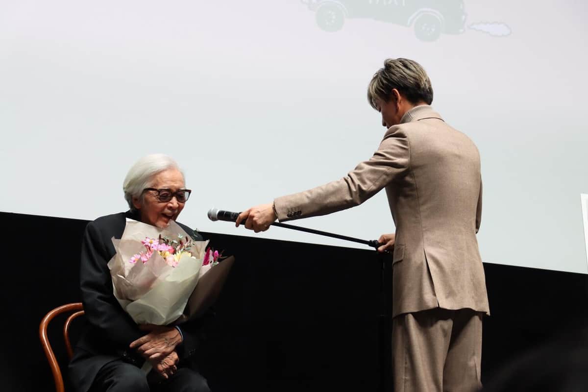 山田洋次監督のもとにマイクを移動させる木村拓哉さん（25年10月29日撮影）