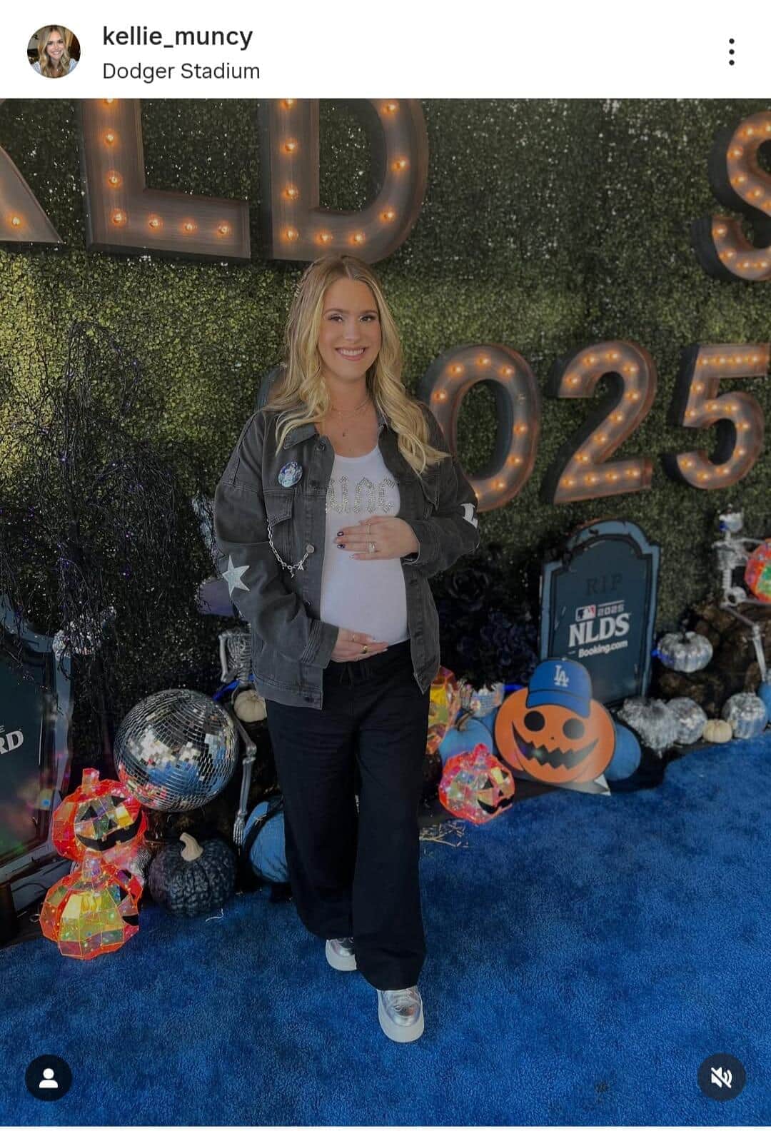 ドジャース・マンシーの美人妻、夫大好き観戦スタイルがステキ　大谷翔平＆山本由伸バッジもチラリ