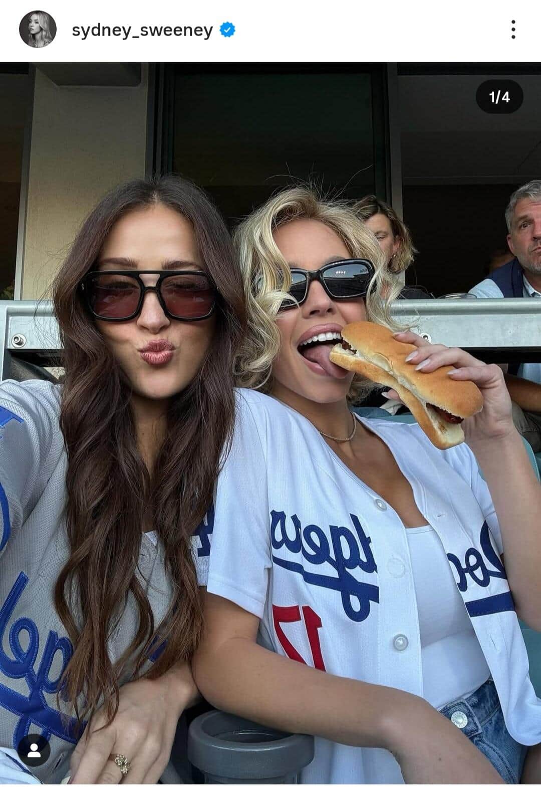 シドニー・スウィーニーさん（右）とカイリー・マクレガーさん。インスタグラム（＠sydney_sweeney）より