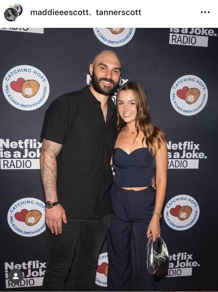 ドジャース・スコットの美人妻、夫の名前入りTシャツ×デニムコーデでWS応援　神スタイルで美しさ限界突破