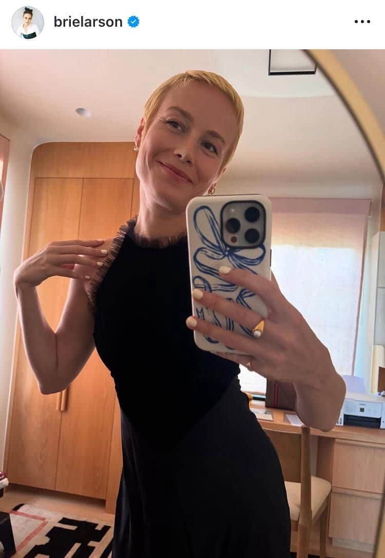 人気ハリウッド女優、爆イケなサングラス姿でドジャースタジアムに降臨していた　名物「ドジャードッグ」堪能