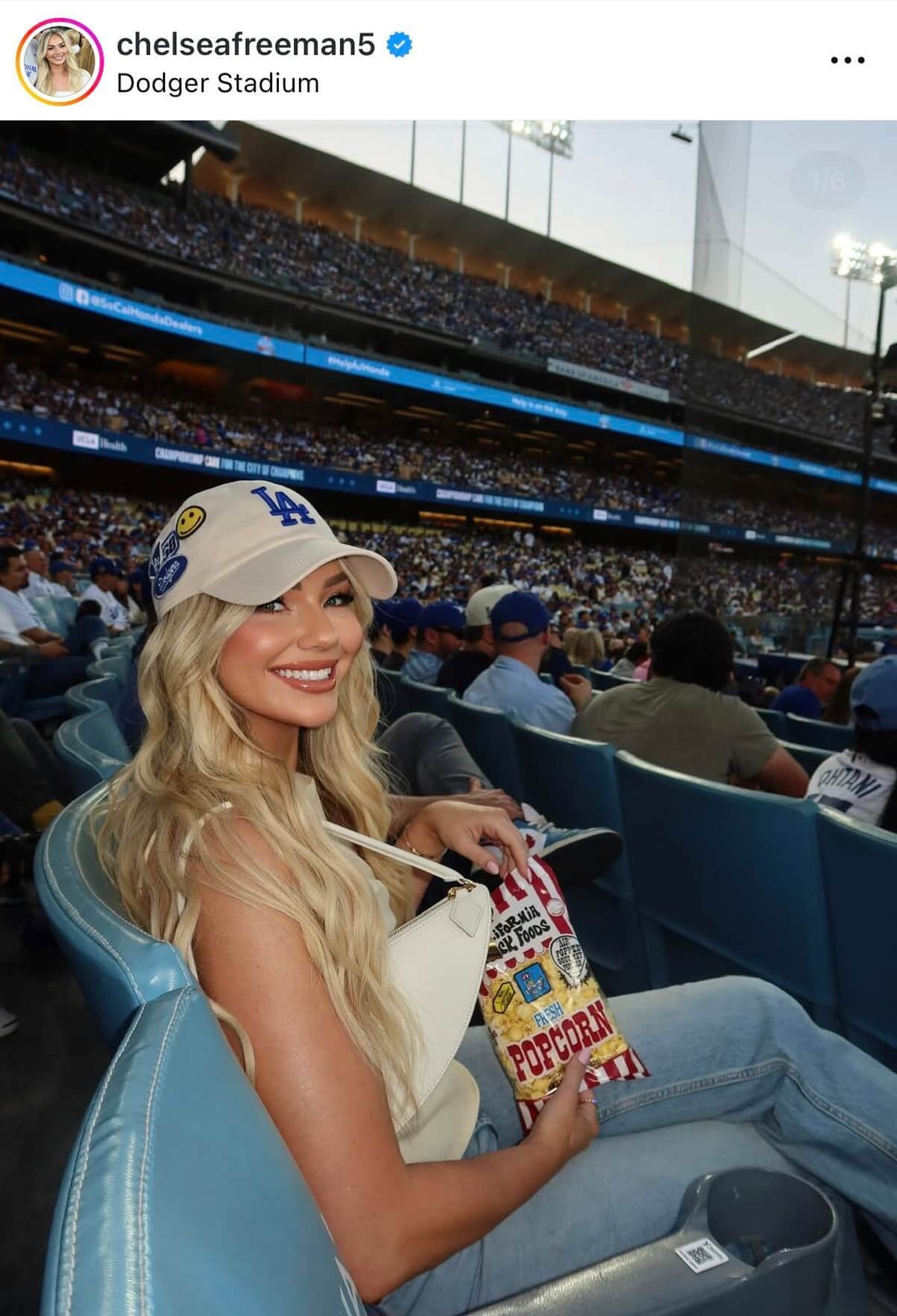 ドジャース・フリーマンの元モデル美人妻、真紅のコートの「勝負服」コーデで魅力爆発　勝利の女神に