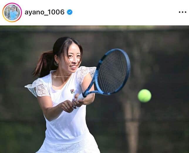 美女プロテニス園田彩乃、ミニ丈ウェアでサーブの構え...真剣表情にドキっ　コートに女神降臨