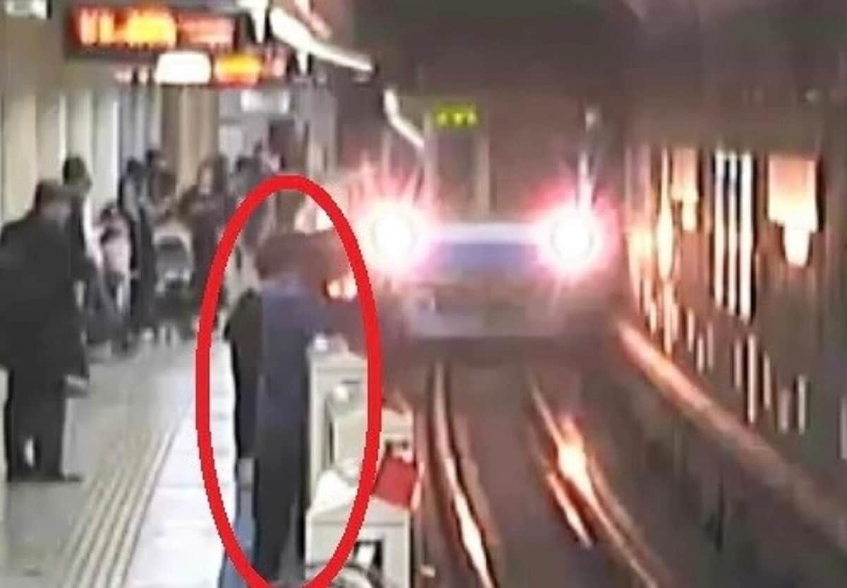 1年前も同様な行為があった（画像は、福岡市交通局提供）