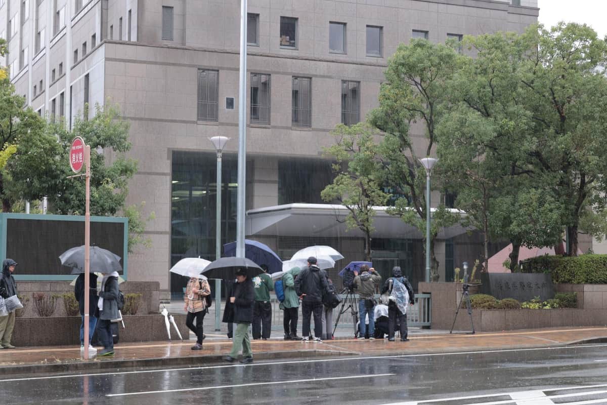 県警本部に集まる報道陣ら（2025年11月9日、神戸市中央区）