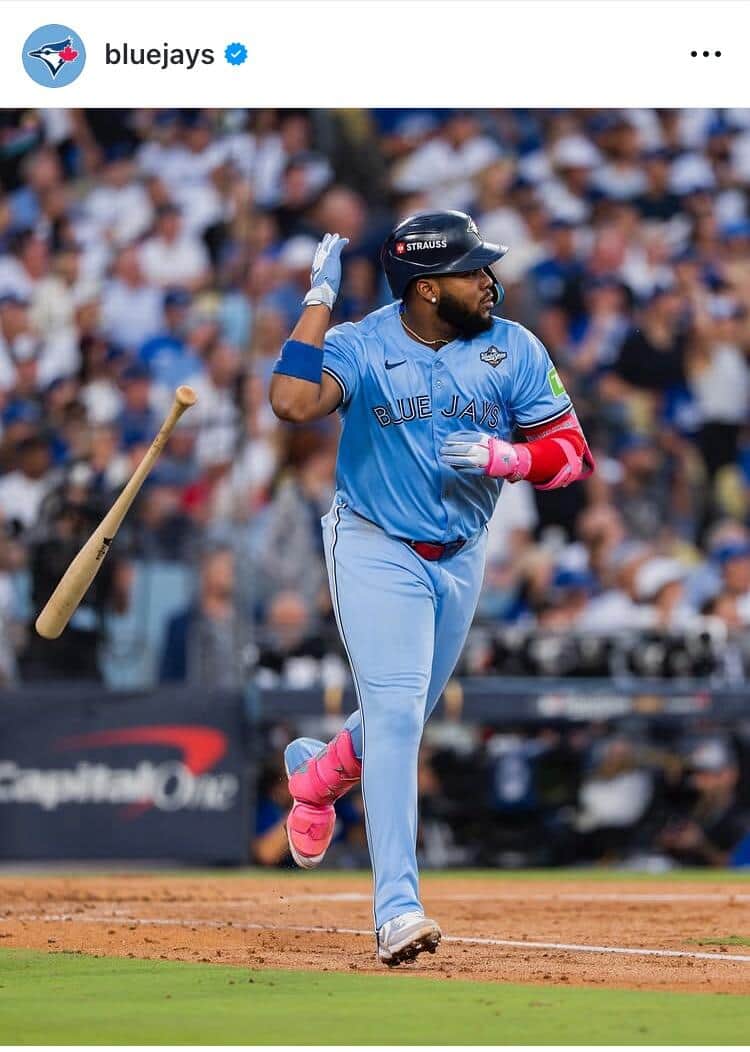 ブルージェイズ主砲ゲレーロJr．ド派手にドミニカ凱旋　高級車の屋根から手を振り...パレードのよう