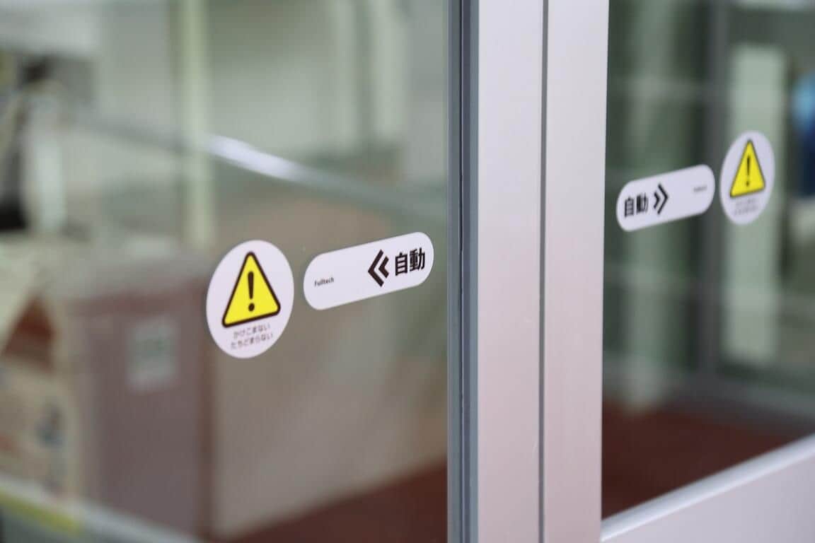 自動ドアのガラスを破壊（写真はイメージ）