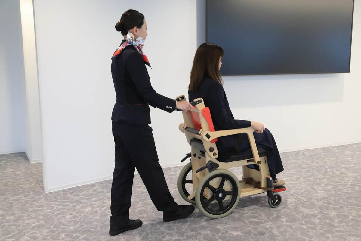 車いすを押す地上係員もスニーカーで