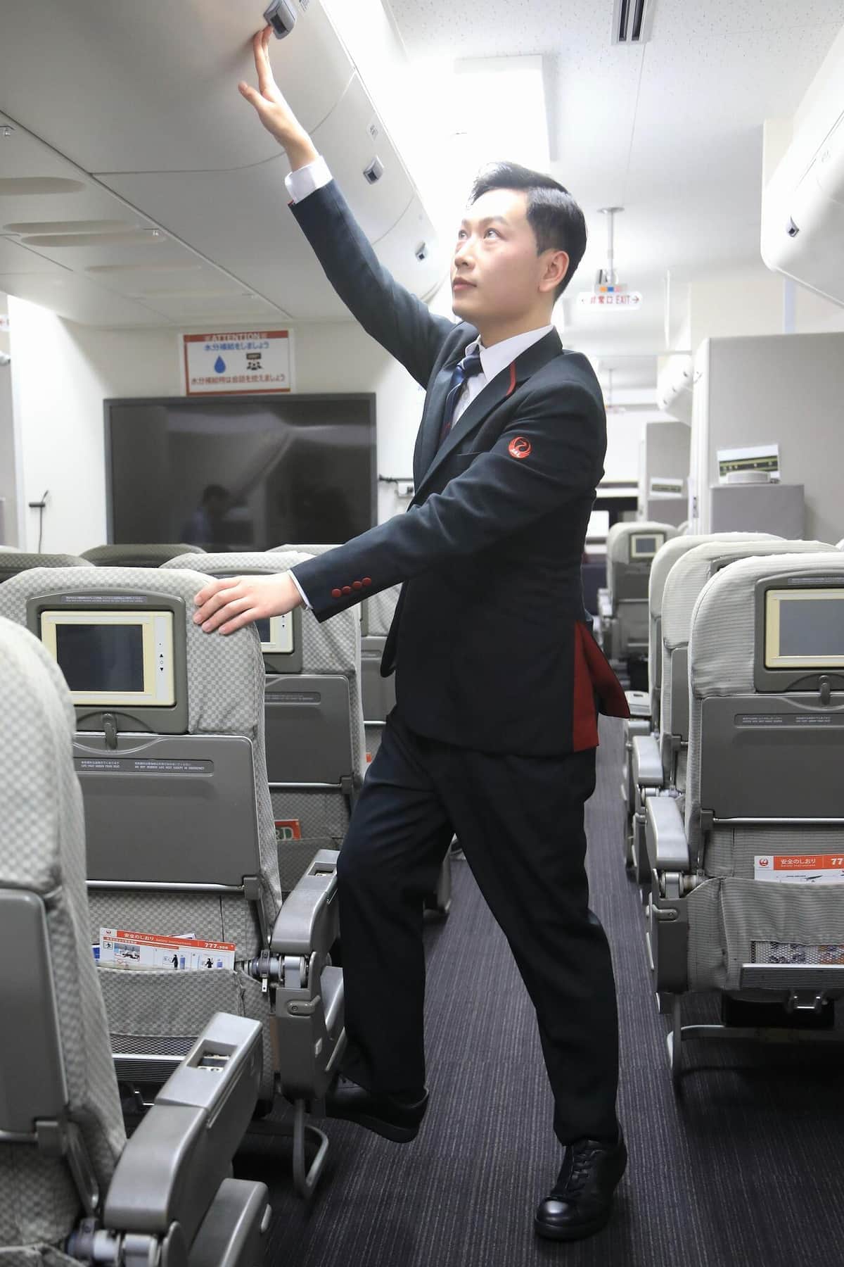 フットステップ（足かけ）に足をかけて荷物棚を開ける